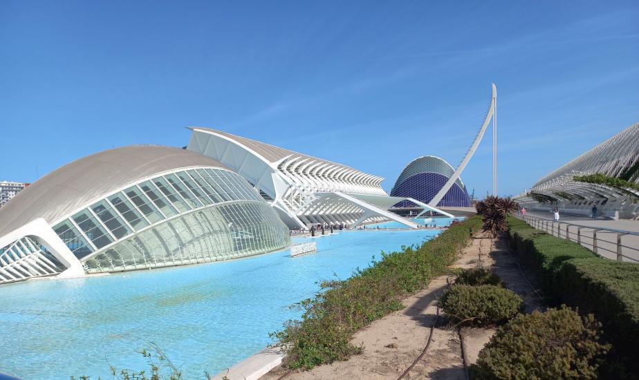 Ulkokuva Valencian arkkitehtuuri ja kulttuurikeskus Ciudad de Las Artes  y las Ciencas.