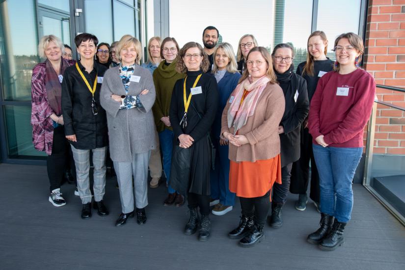 SusTexEdu-hankkeen päätösseminaarin osallistujia ryhmäkuvassa. Kuvassa on 16 ihmistä.